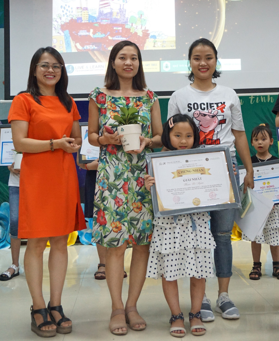 Tác giả Phạm Hà Ngân (7 tuổi) đoạt giải Nhất cho với tác phẩm “Ác mộng bầu trời bị ô nhiễm” Tác giả Phạm Hà Ngân (7 tuổi) đoạt giải Nhất cho với tác phẩm “Ác mộng bầu trời bị ô nhiễm”