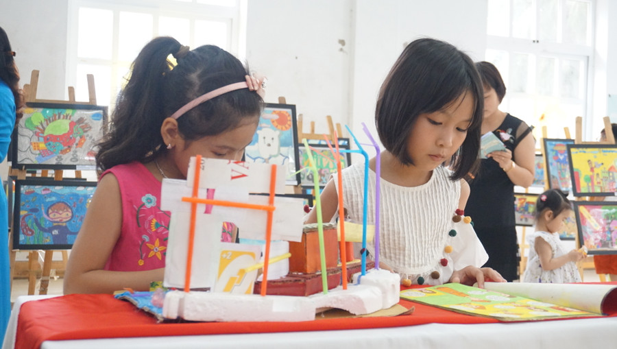 Các em nhỏ xem tranh tại triển lãm 60 tác phẩm xuất sắc