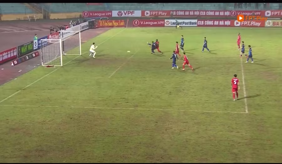 Công an Hà Nội thi đấu hoàn toàn áp đảo và thắng Bình Định 5-0.