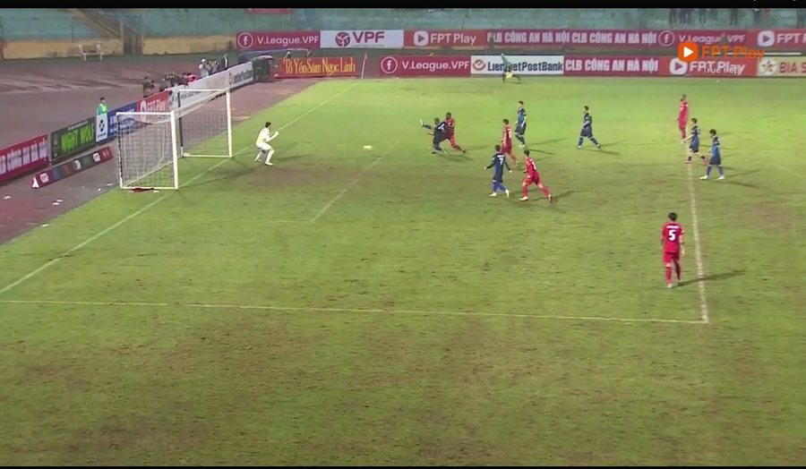 Công an Hà Nội thi đấu hoàn toàn áp đảo và thắng Bình Định 5-0.