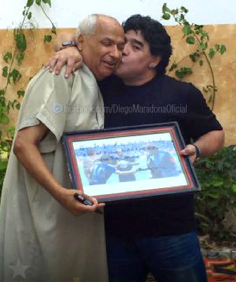 Trọng tài Ali Bin Nasser chụp ảnh với Diego Maradona khi ông còn sống. Trọng tài Ali Bin Nasser chụp ảnh với Diego Maradona khi ông còn sống.