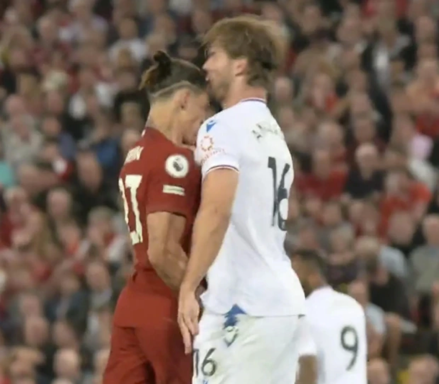 Darwin Nunez húc đầu vào Joachim Andersen trong trận ra mặt Ngoại hạng Anh hôm 16/8. Darwin Nunez húc đầu vào Joachim Andersen trong trận ra mặt Ngoại hạng Anh hôm 16/8.