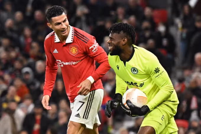 Ronaldo 7 lần dứt điểm nhưng không thắng được thủ môn Uzoho. Ronaldo 7 lần dứt điểm nhưng không thắng được thủ môn Uzoho.