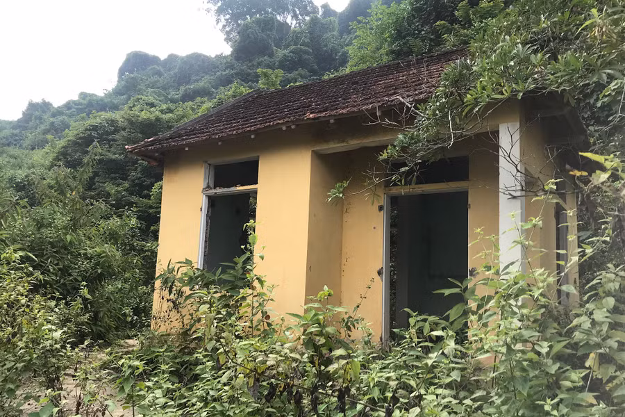 Một ngôi nhà bỏ hoang tại khu tái định cư Khe Ò.