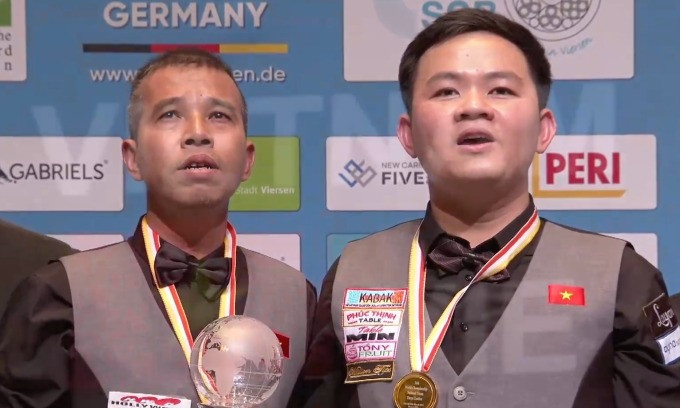 Trần Quyết Chiến (trái) và Bao Phương Vinh nhận huy chương ở giải carom 3 băng đồng đội thế giới ở Viersen, Đức hôm 25/3.