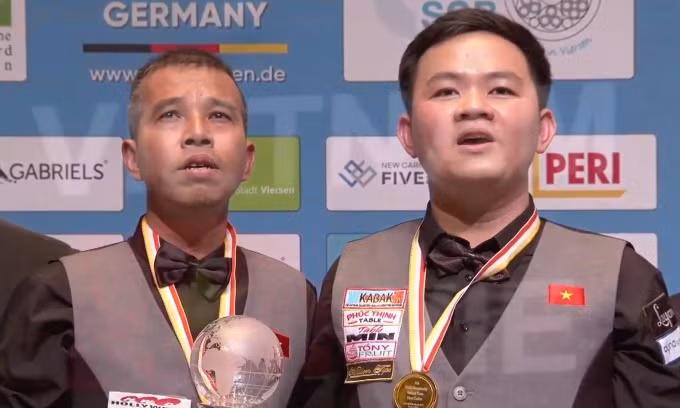 Trần Quyết Chiến (trái) và Bao Phương Vinh nhận huy chương ở giải carom 3 băng đồng đội thế giới ở Viersen, Đức hôm 25/3.