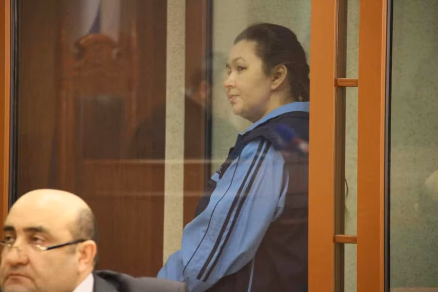 Irina xuất hiện trong một phiên tòa điều tra vụ án. Irina xuất hiện trong một phiên tòa điều tra vụ án.