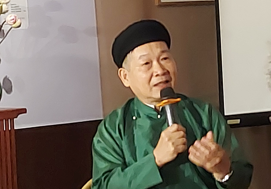 TS Đoàn Trần Lâm nói về sen trong thi ca. Ảnh: Bình Thanh. TS Đoàn Trần Lâm nói về sen trong thi ca. Ảnh: Bình Thanh.