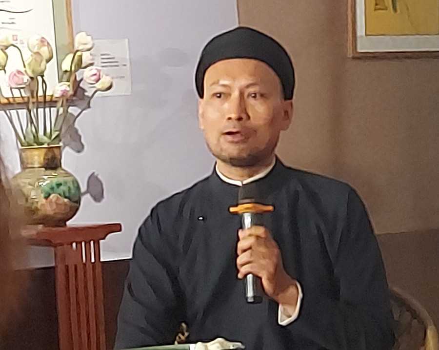 TS Trần Hậu Yên Thế chia sẻ về sen trong mỹ thuật. Ảnh: Bình Thanh. TS Trần Hậu Yên Thế chia sẻ về sen trong mỹ thuật. Ảnh: Bình Thanh.