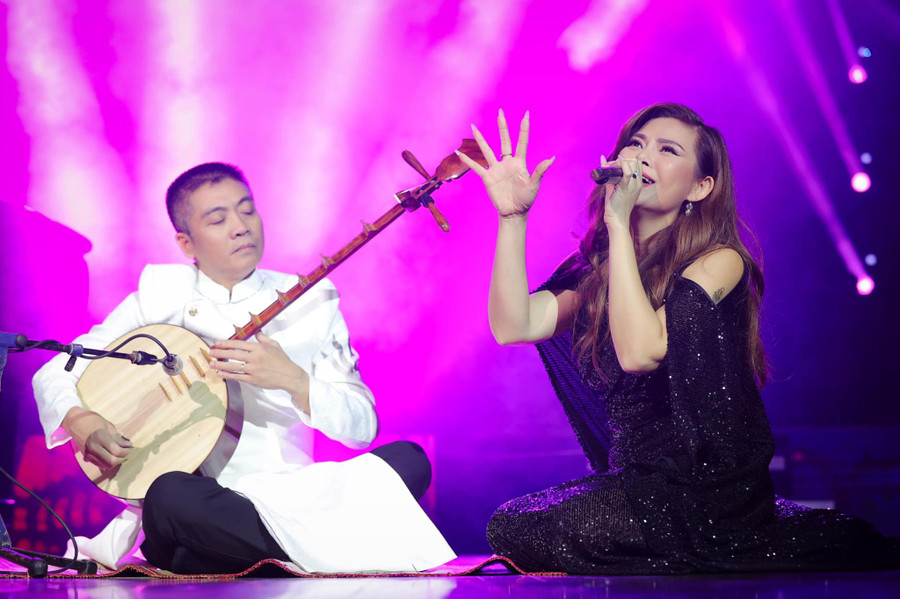 NSƯT Cồ Huy Hùng (trái) đệm đàn nguyệt trong một chương trình nghệ thuật. Ảnh: NVCC.