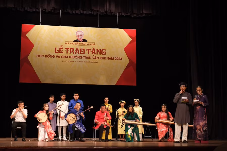 NSƯT Cồ Huy Hùng (thứ 3, hàng ngồi từ trái sang) biểu diễn tại lễ trao Giải thưởng Trần Văn Khê. Ảnh: NVCC.