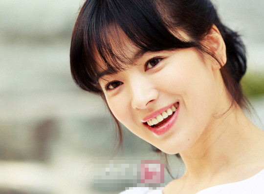 Mỹ phẩm dạng lỏng như nước hoặc kem sẽ mang đến cho bạn vẻ đẹp mịn màng, trẻ trung hơn so với những loại mỹ phẩm dạng cứng, bột mịn. bí quyết trẻ hơn tuổi