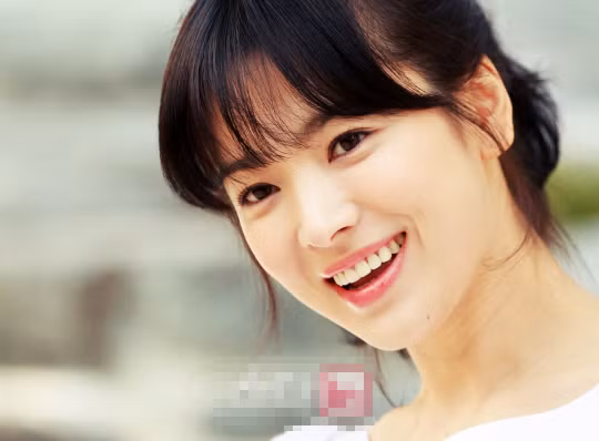 Mỹ phẩm dạng lỏng như nước hoặc kem sẽ mang đến cho bạn vẻ đẹp mịn màng, trẻ trung hơn so với những loại mỹ phẩm dạng cứng, bột mịn. bí quyết trẻ hơn tuổi