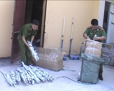 Trốn công an, lái xe bỏ chạy vứt lại gần trăm thanh kiếm Nhật - Ảnh 1 Trốn công an, lái xe bỏ chạy vứt lại gần trăm thanh kiếm Nhật - Ảnh 1