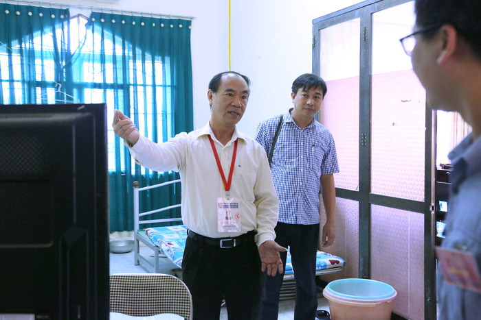 Vòng 2 là một phòng rộng, có chỗ ăn, nghỉ của bảo vệ, công an, vòng trung gian giữa vòng 1 với vòng 3 và ra bên ngoài. Ảnh: Việt Hà Vòng 2 là một phòng rộng, có chỗ ăn, nghỉ của bảo vệ, công an, vòng trung gian giữa vòng 1 với vòng 3 và ra bên ngoài. Ảnh: Việt Hà