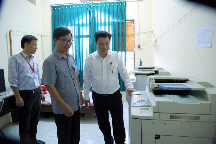 Trưởng Ban in sao đề đang giới thiệu máy móc, máy photocopy siêu tốc với Thứ trưởng Nguyễn Hữu Độ. Ảnh Việt Hà. Trưởng Ban in sao đề đang giới thiệu máy móc, máy photocopy siêu tốc với Thứ trưởng Nguyễn Hữu Độ. Ảnh Việt Hà.