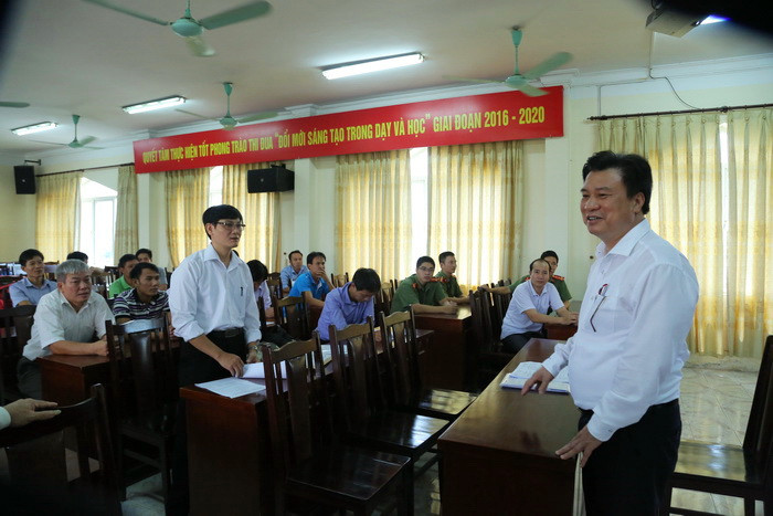 Theo ông Nguyễn Quang Long - Phó Giám đốc Sở, Trưởng Ban: Ban in sao đề có 23 thành viên, với một thanh tra độc lập cắm chốt tại vòng 1 địa điểm in sao đề thi. Ảnh: Việt Hà Theo ông Nguyễn Quang Long - Phó Giám đốc Sở, Trưởng Ban: Ban in sao đề có 23 thành viên, với một thanh tra độc lập cắm chốt tại vòng 1 địa điểm in sao đề thi. Ảnh: Việt Hà
