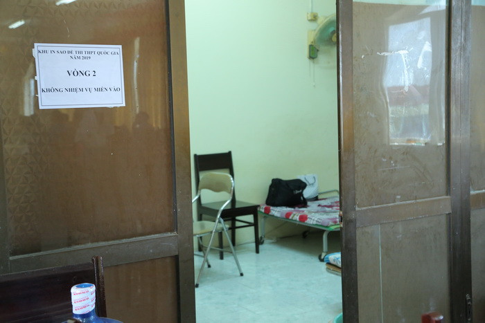 Cửa khu cách ly vòng 2, lối vào duy nhất có thể thông đến vòng 1. Ảnh: Việt Hà Cửa khu cách ly vòng 2, lối vào duy nhất có thể thông đến vòng 1. Ảnh: Việt Hà