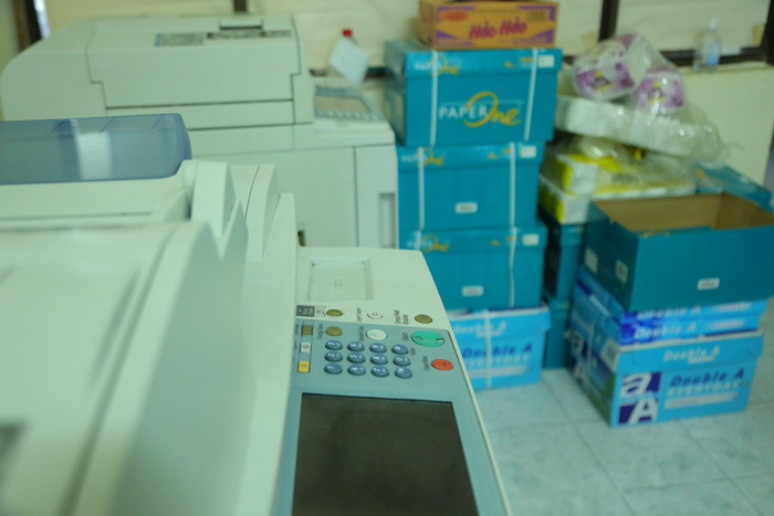 Tính ra gần 242 nghìn trang in giấy A4. Ban đề đã in hết ngót 100 thùng giấy A4 (mỗi thùng nặng hơn 11kg) với tổng trọng lượng giấy dùng để in sao đề thi lên đến gần 1,063 tấn giấy.Ảnh: Việt Hà Tính ra gần 242 nghìn trang in giấy A4. Ban đề đã in hết ngót 100 thùng giấy A4 (mỗi thùng nặng hơn 11kg) với tổng trọng lượng giấy dùng để in sao đề thi lên đến gần 1,063 tấn giấy.Ảnh: Việt Hà