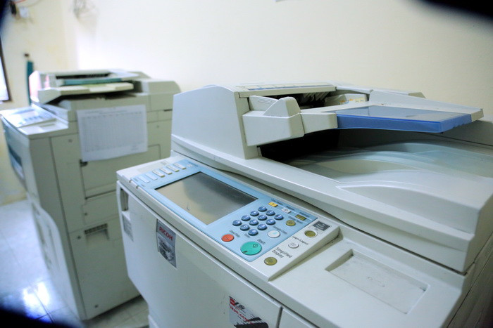 Theo quy chế thi, các máy móc phải đạt được cấu hình hoạt động: máy photo siêu tốc khổ giấy A4 hoặc A3, tốc độ tối thiểu 90 - 130 bản một phút; độ phân giải tối thiểu 400/600 dpi,..; máy sắp xếp tài liệu và máy đếm trang (nếu có),... Khi kiểm tra phải lập biên bản đảm bảo các máy móc, thiết bị không gắn bộ phận thu phát và không nối mạng Internet. Ảnh: Việt Hà Theo quy chế thi, các máy móc phải đạt được cấu hình hoạt động: máy photo siêu tốc khổ giấy A4 hoặc A3, tốc độ tối thiểu 90 - 130 bản một phút; độ phân giải tối thiểu 400/600 dpi,..; máy sắp xếp tài liệu và máy đếm trang (nếu có),... Khi kiểm tra phải lập biên bản đảm bảo các máy móc, thiết bị không gắn bộ phận thu phát và không nối mạng Internet. Ảnh: Việt Hà
