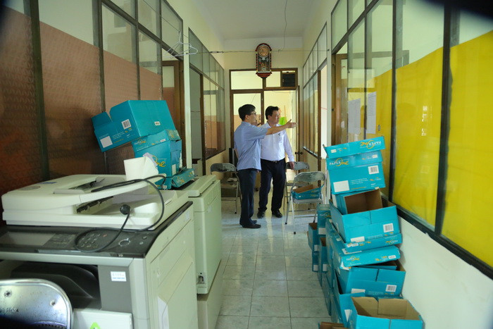 Một cán bộ đang giới thiệu cách bố trí hạng mục làm việc, ăn nghỉ và cách ly, bảo vệ khu in sao để đảm bảo bảo mật tuyệt đối theo quy chế. Ảnh: Việt Hà Một cán bộ đang giới thiệu cách bố trí hạng mục làm việc, ăn nghỉ và cách ly, bảo vệ khu in sao để đảm bảo bảo mật tuyệt đối theo quy chế. Ảnh: Việt Hà