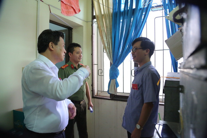 Thứ trưởng Nguyễn Hữu Độ đang rút kinh nghiệm với ông Long - Trưởng Ban in sao đề về công tác tổ chức, sắp đặt cửa sổ sao cho không lọt tài liệu ra ngoài mà vẫn đảm bảo thoáng khí cho sức khỏe của cán bộ in, sao đề thi. Ảnh: Việt Hà Thứ trưởng Nguyễn Hữu Độ đang rút kinh nghiệm với ông Long - Trưởng Ban in sao đề về công tác tổ chức, sắp đặt cửa sổ sao cho không lọt tài liệu ra ngoài mà vẫn đảm bảo thoáng khí cho sức khỏe của cán bộ in, sao đề thi. Ảnh: Việt Hà