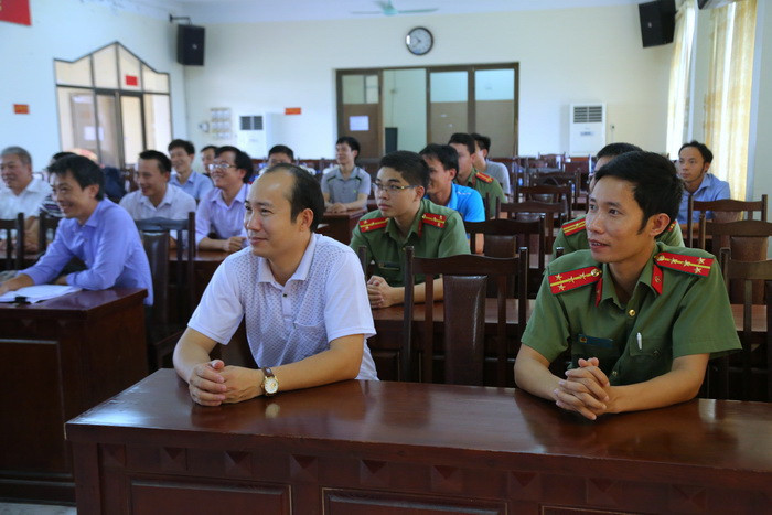 Trong đó có 4 chiến sỹ công an bảo vệ an ninh tại khu vực in, sao đề. Các vị trí: vòng 1 có 2 chiến sỹ công an bảo vệ. Ảnh: Việt Hà Trong đó có 4 chiến sỹ công an bảo vệ an ninh tại khu vực in, sao đề. Các vị trí: vòng 1 có 2 chiến sỹ công an bảo vệ. Ảnh: Việt Hà