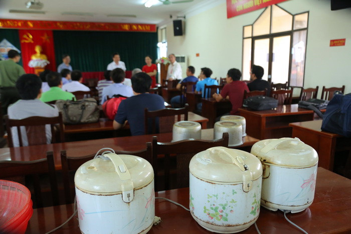 Thực phẩm được tiếp tế cho Ban in sao đề từ ngoài vào phải qua sự kiểm tra an ninh của vòng 3, thông qua vòng 2 mới vào đến vòng 1, nơi cán bộ in sao đề làm việc. Riêng cơm trắng các cán bộ tự nấu. Ảnh: Việt Hà Thực phẩm được tiếp tế cho Ban in sao đề từ ngoài vào phải qua sự kiểm tra an ninh của vòng 3, thông qua vòng 2 mới vào đến vòng 1, nơi cán bộ in sao đề làm việc. Riêng cơm trắng các cán bộ tự nấu. Ảnh: Việt Hà