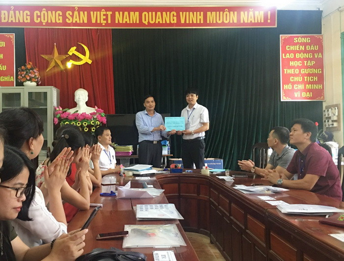 Đại diện đoàn cán bộ, giảng viên Trường ĐH Sư phạm Thái Nguyên trao tặng kinh phí sửa chữa mái nhà ở cho học sinh Trường THPT Minh Quang. Đại diện đoàn cán bộ, giảng viên Trường ĐH Sư phạm Thái Nguyên trao tặng kinh phí sửa chữa mái nhà ở cho học sinh Trường THPT Minh Quang.