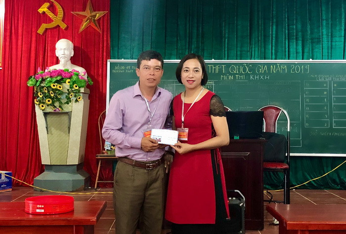 Cô Trần Thị Hằng - Phó hiệu trưởng Trường THPT Kim Xuyên tiếp nhận kinh phí ủng hộ quỹ khuyến học của thầy Trần Thanh Hải - Hiệu trưởng trường THPT Hàm Yên. Cô Trần Thị Hằng - Phó hiệu trưởng Trường THPT Kim Xuyên tiếp nhận kinh phí ủng hộ quỹ khuyến học của thầy Trần Thanh Hải - Hiệu trưởng trường THPT Hàm Yên.