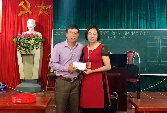 Cô Trần Thị Hằng - Phó hiệu trưởng Trường THPT Kim Xuyên tiếp nhận kinh phí ủng hộ quỹ khuyến học của thầy Trần Thanh Hải - Hiệu trưởng trường THPT Hàm Yên.