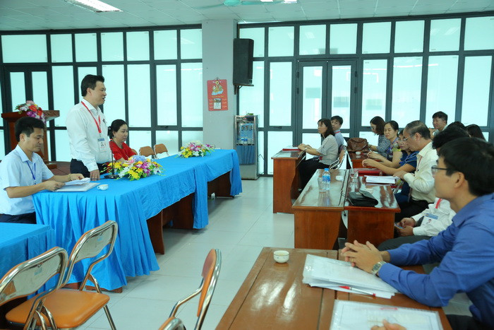 Đoàn công tác của Ban chỉ đạo thi kiểm tra công tác coi thi tại điểm thi Trường THPT chuyên Biên Hòa. Ảnh: Việt Hà