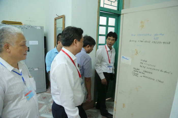 Thứ trưởng cùng đoàn công tác Đoàn công tác kiểm tra phòng bảo quản đề thi, bài thi tại điểm thi Trường THPT B Thanh Liêm. Ảnh: Việt Hà