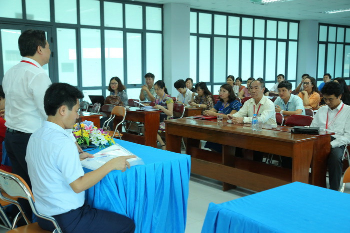 Thứ trưởng Nguyễn Hữu Độ kiểm tra việc thực hiện các công việc của kỳ thi tại điểm thi Trường THPT chuyên Biên Hòa. Ảnh: Việt Hà