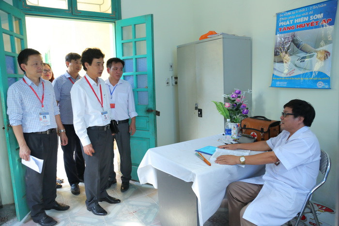 Các thành viên đoàn công tác kiểm tra phòng y tế tại điểm thi Trường THPT B Thanh Liêm. Ảnh: Việt Hà