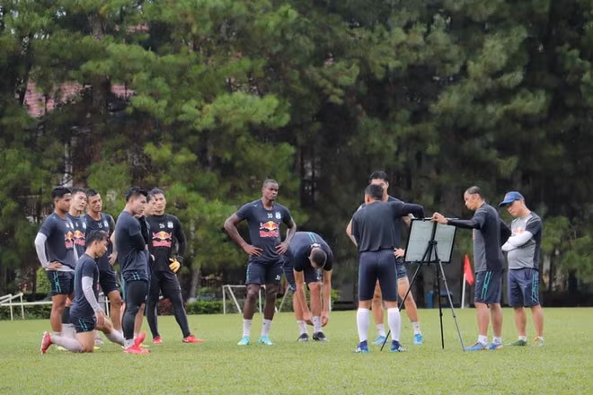 Cầu thủ HAGL tích cực tập luyện dù V-League 2021 chưa hẹn ngày trở lại.