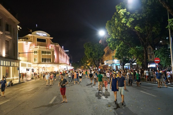 Thời tiết Hà Nội mát mẻ, người dân đổ xô ra phố đi bộ (Internet). Thời tiết Hà Nội mát mẻ, người dân đổ xô ra phố đi bộ (Internet).