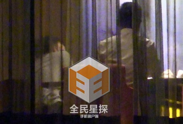 Tạ Đình Phong hôn Vương Phi trong dịp mừng sinh nhật anh tròn 35 tuổi. Cặp đôi sau đó còn đi lễ chùa. Tạ Đình Phong hôn Vương Phi trong dịp mừng sinh nhật anh tròn 35 tuổi.