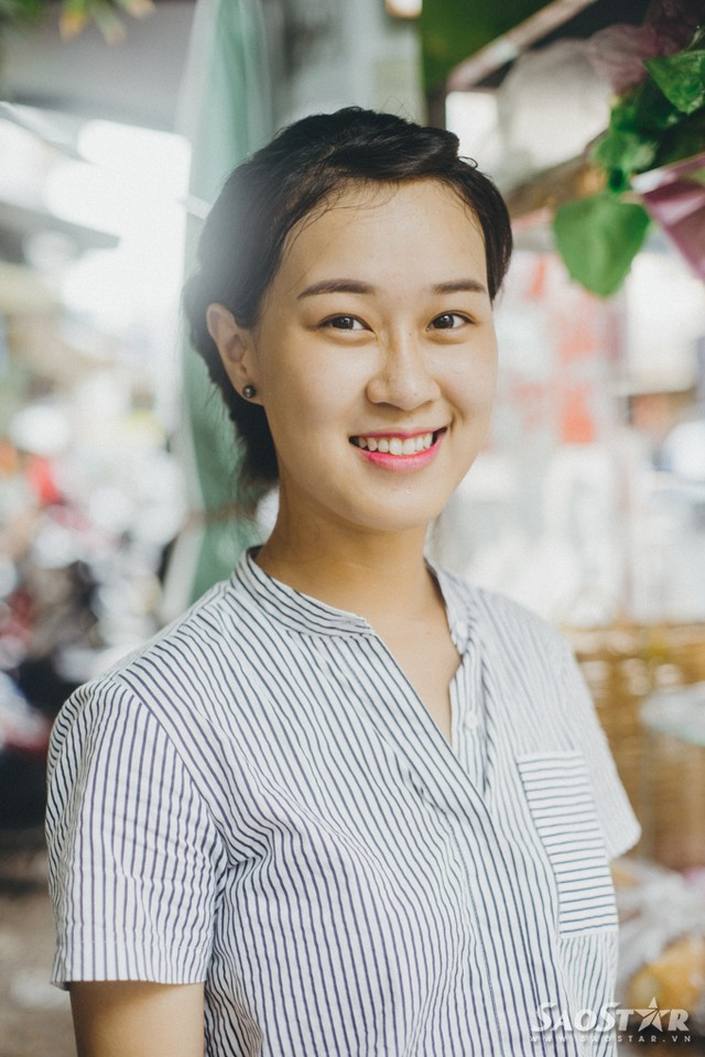Bỏ việc công sở, hotgirl ra vỉa hè bán bánh mì trộn ảnh 1 Chân dung cô chủ Lâm Ngọc Thảo của hàng bánh mì vỉa hè.