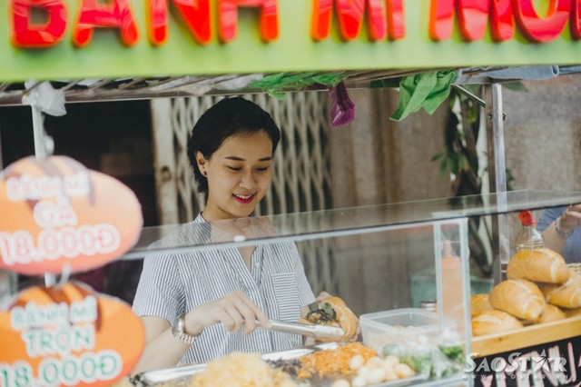 Bỏ việc công sở, hotgirl ra vỉa hè bán bánh mì trộn ảnh 16 Sau này khi xe bánh mì bắt đầu đi vào hoạt động ổn định, Ngọc Thảo đã tuyển thêm 2 bạn sinh viên phụ bán. Từ đó, cô hạn chế đứng bán ở xe để tránh những rắc rối vừa kể trên đồng thời tập trung hơn cho việc quản lý chung cũng như công việc đang làm tại bệnh viện.