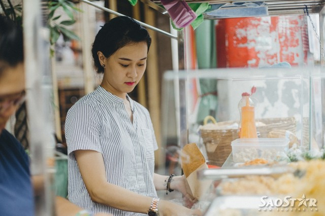 Bỏ việc công sở, hotgirl ra vỉa hè bán bánh mì trộn ảnh 4 Bỏ việc công sở, hotgirl ra vỉa hè bán bánh mì trộn ảnh 4