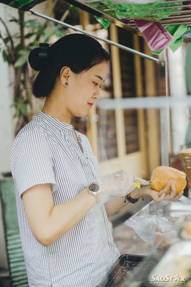 Bỏ việc công sở, hotgirl ra vỉa hè bán bánh mì trộn ảnh 3 Bỏ việc công sở, hotgirl ra vỉa hè bán bánh mì trộn ảnh 3