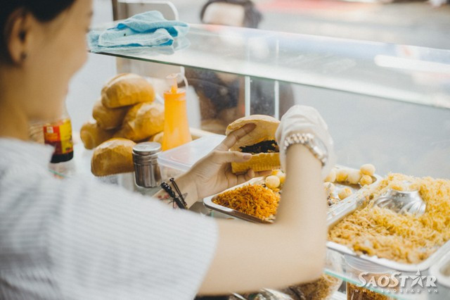 Bỏ việc công sở, hotgirl ra vỉa hè bán bánh mì trộn ảnh 6 Bỏ việc công sở, hotgirl ra vỉa hè bán bánh mì trộn ảnh 6