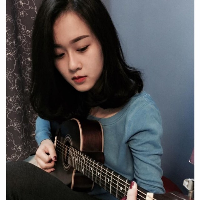 Bỏ việc công sở, hotgirl ra vỉa hè bán bánh mì trộn ảnh 14 Cô chủ xinh đẹp của Bánh mì Moha còn có sở thích đàn và ca hát. Ảnh: FB nhân vật.