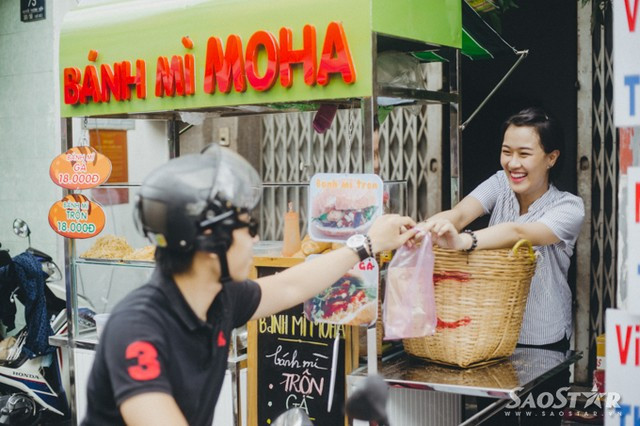 Bỏ việc công sở, hotgirl ra vỉa hè bán bánh mì trộn ảnh 17 Không chỉ say mê những món bánh mì ngon, thực khách của Moha còn rất ấn tượng trước vẻ đẹp bình dị và sự thân thiện, nhiệt tình của cô chủ Ngọc Thảo.