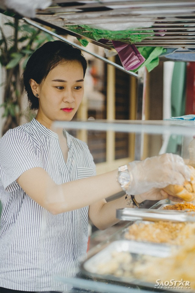 Bỏ việc công sở, hotgirl ra vỉa hè bán bánh mì trộn ảnh 2 Bỏ việc công sở, hotgirl ra vỉa hè bán bánh mì trộn ảnh 2