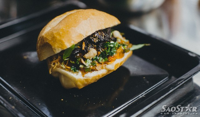 Bỏ việc công sở, hotgirl ra vỉa hè bán bánh mì trộn ảnh 7 Khi quyết định chọn bánh mì trộn làm món ăn chủ lực trong menu, Ngọc Thảo rất tự tin bởi cô nghĩ rằng “Bánh tráng trộn có thể tồn tại và được yêu thích lâu như vậy thì tại sao bánh mì trộn lại không?”