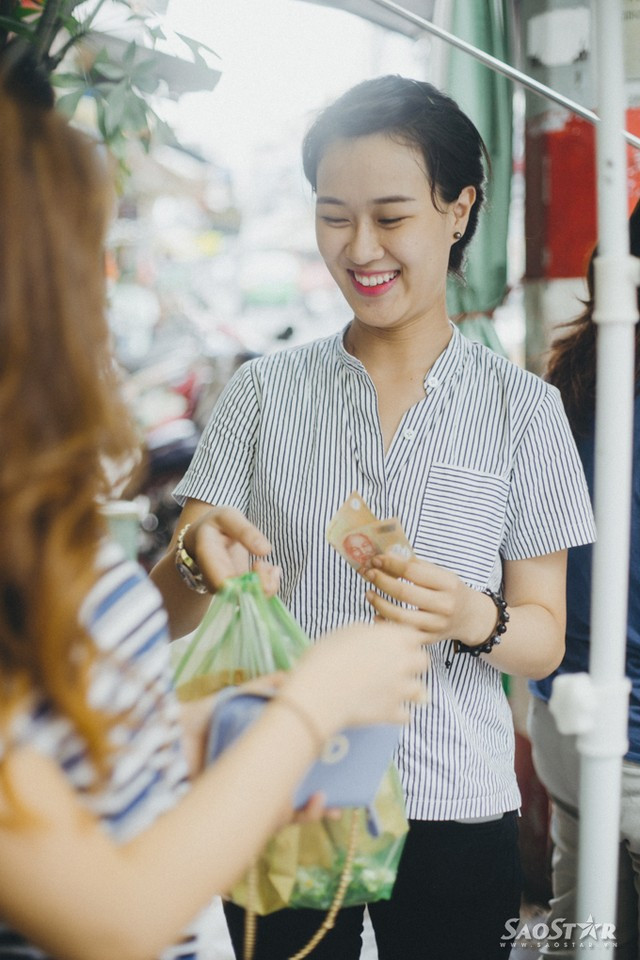 Bỏ việc công sở, hotgirl ra vỉa hè bán bánh mì trộn ảnh 9 Bỏ việc công sở, hotgirl ra vỉa hè bán bánh mì trộn ảnh 9