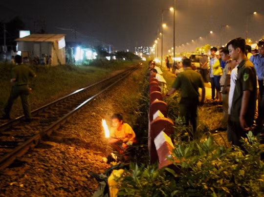 Băng qua đường ray đón taxi, người đàn ông bị tàu hỏa tông chết