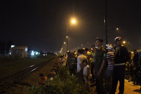  Nhiều người dân hiếu kỳ tập trung khá đông tại hiện trường vụ tai nạn 